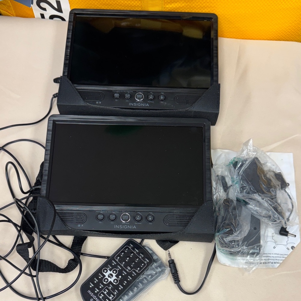Insignia 10” Dual Screen  Portable Car DVD Players Dual Screen - Black complete